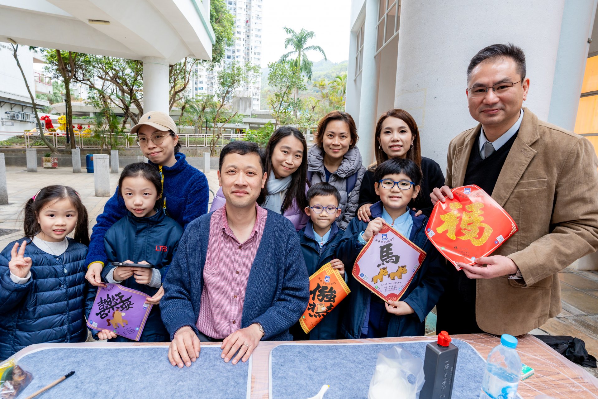 劉德到社區派發揮春